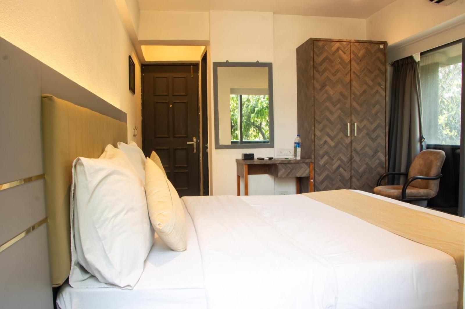 Hotel J R Residency Navi Mumbai Esterno foto